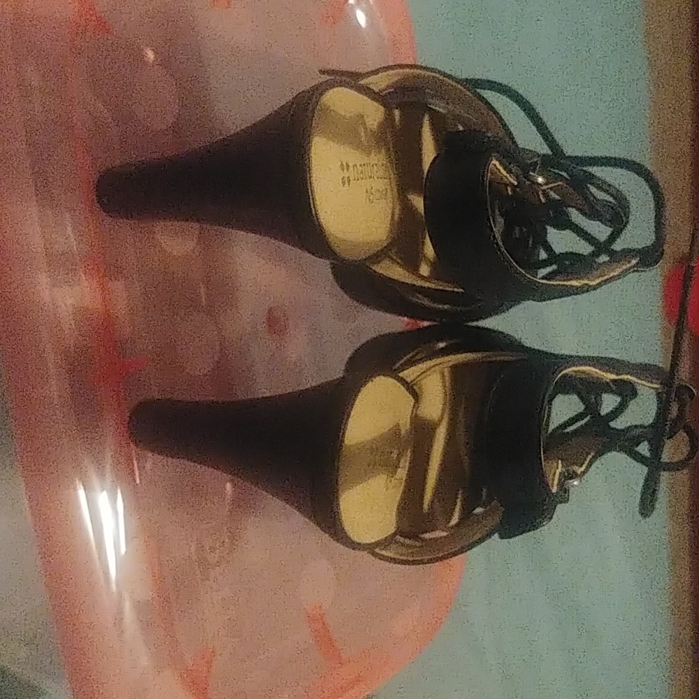 Heels - Picture 2 of 4